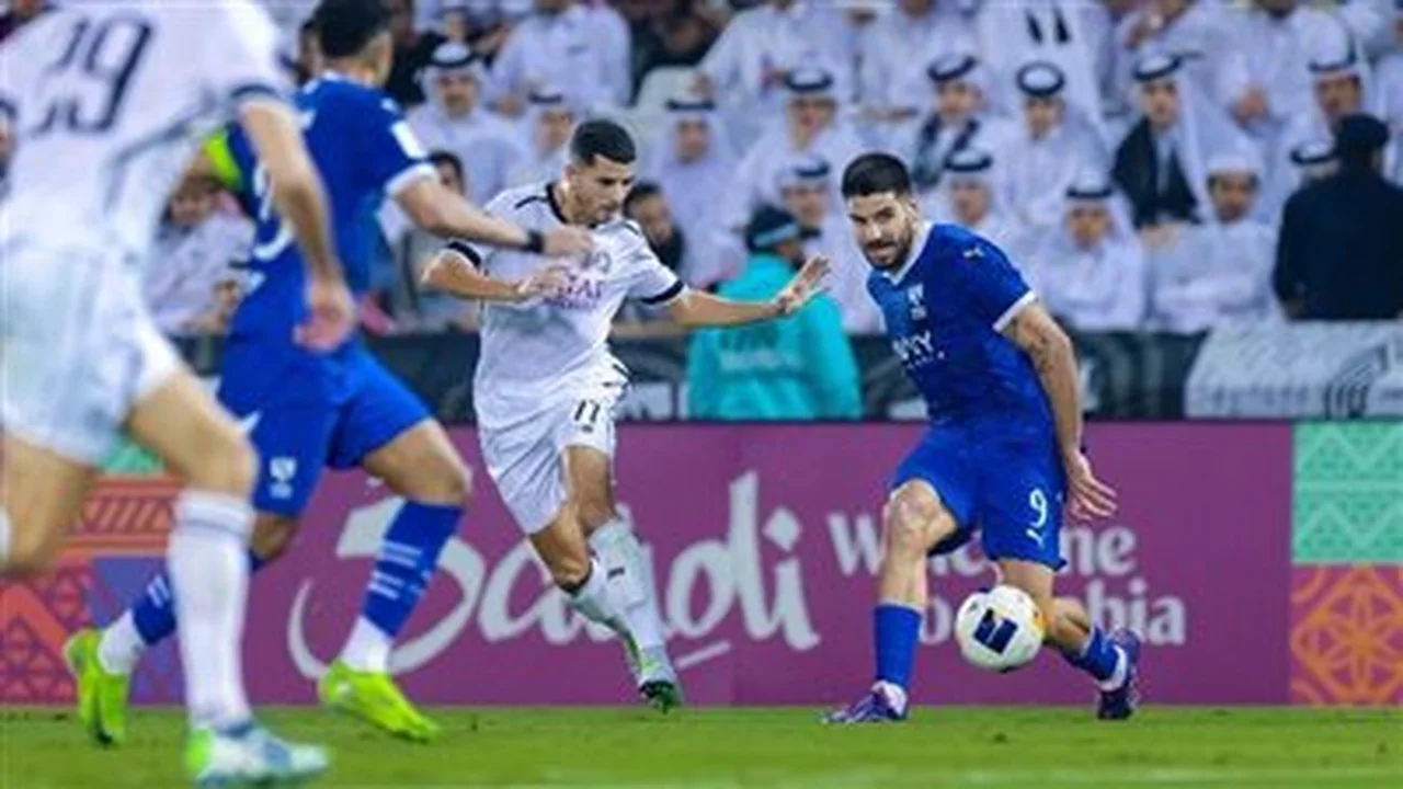 موعد ديربي الهلال والشباب في دوري روشن السعودي والقنوات الناقلة للقمة المرتقبة
